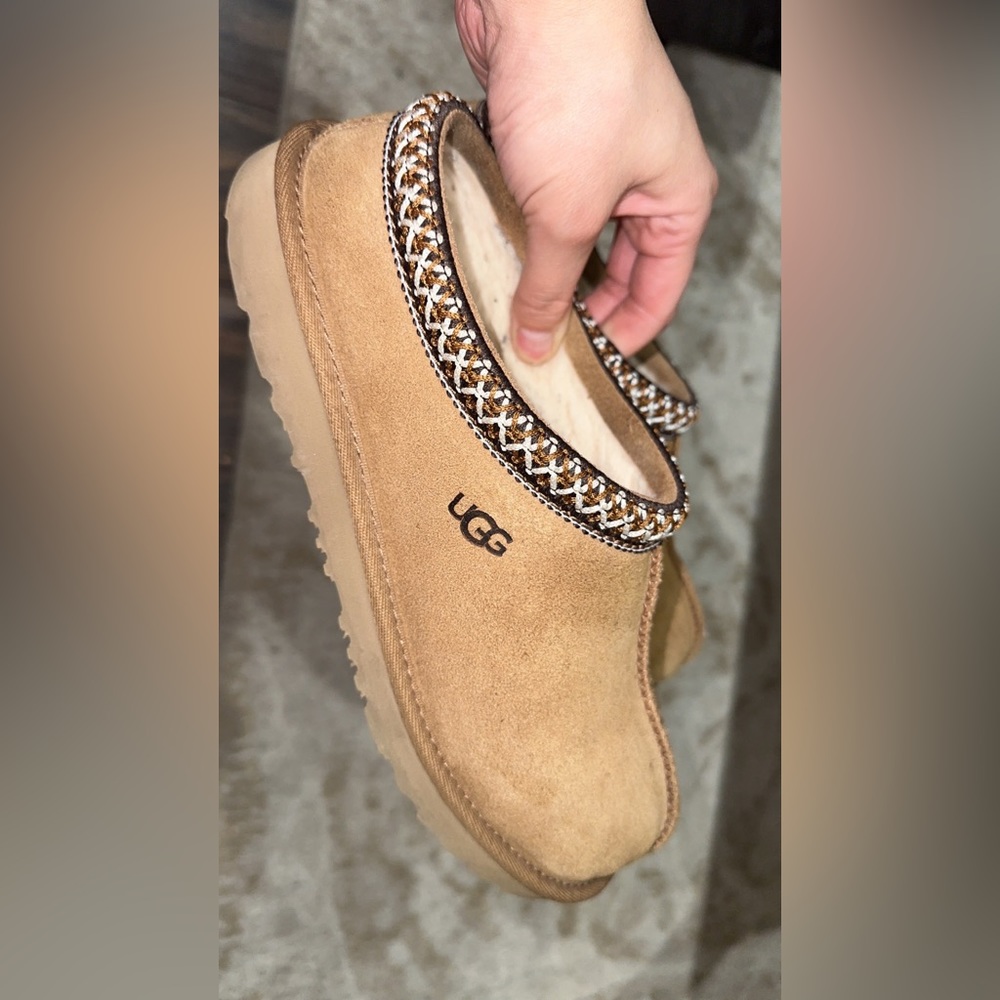 UGG Big Kids Tallsmen. Chesnut
